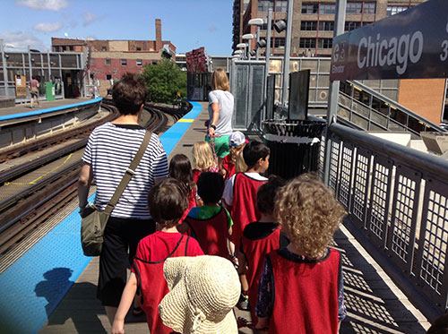 Photo of children looking at the seal tank at Lincoln Park Zoo. 