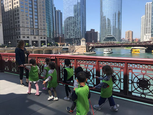 Photo of children looking at the seal tank at Lincoln Park Zoo. 